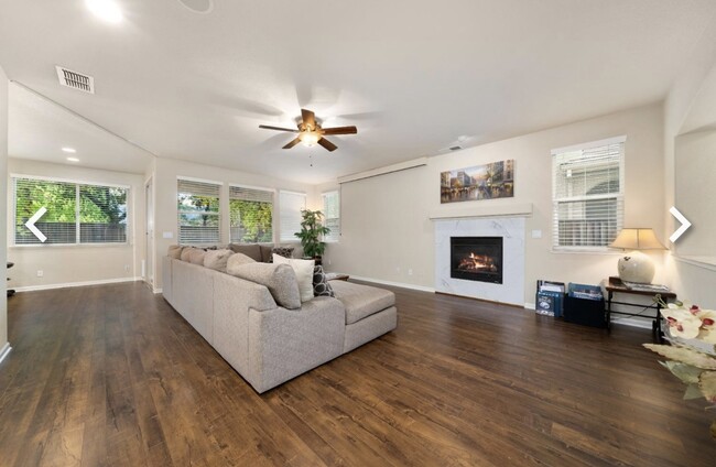 Living/family room - 3334 San Vicente Rd