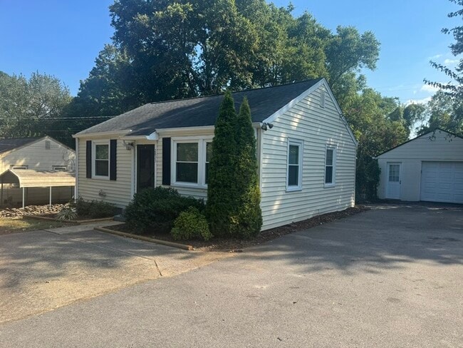 Building Photo - 2833 Colonial Cir