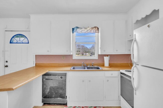 Building Photo - Cozy & Convenient 2BR/1BA Living in the Heart of Greer! $825/mo rent