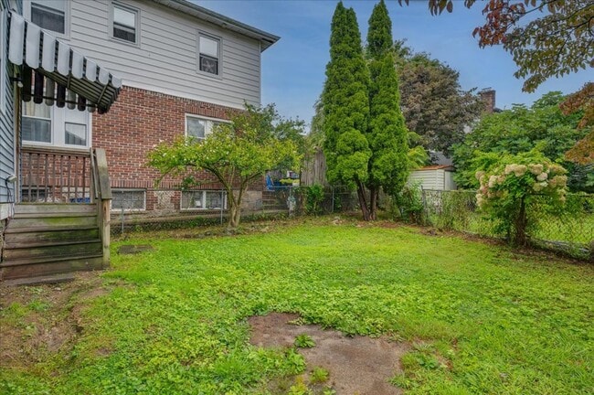 Building Photo - 4 Bed 1 Bath Large Home