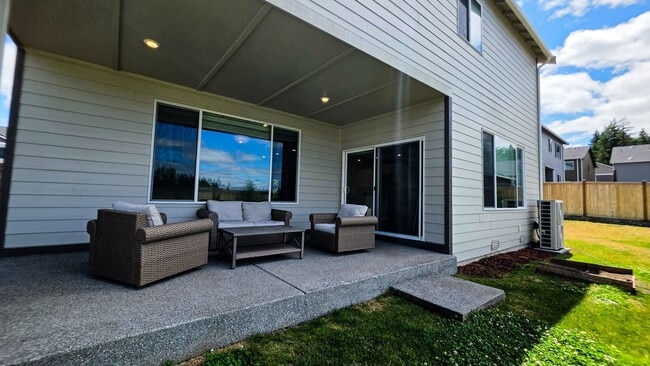 Building Photo - Bright & Beautiful 5 Bedroom 3 Bathroom