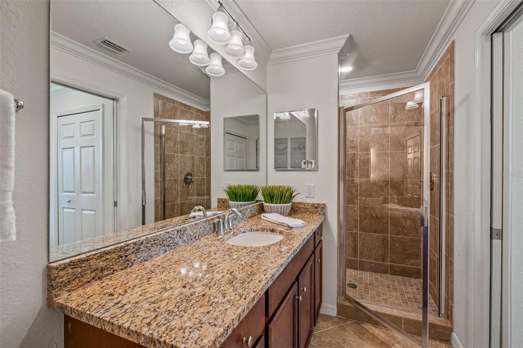 Master bathroom - 17006 Vardon Ter