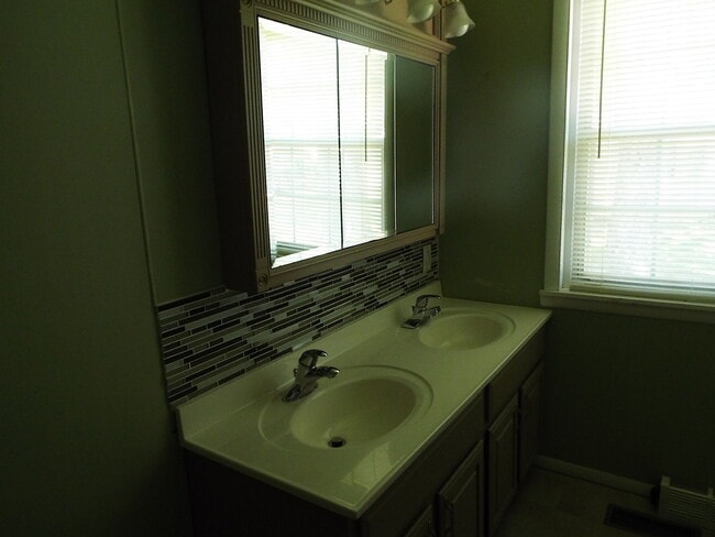 Building Photo - Two bedroom/one bathroom single family hou...