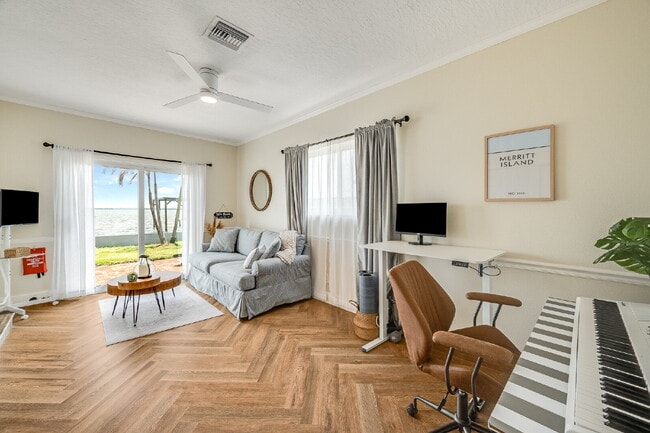 Building Photo - Gorgeous Riverfront 3/2 with dock!!