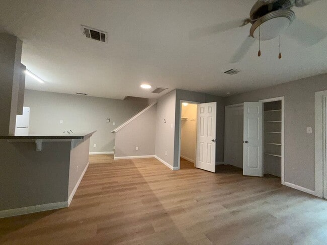 Building Photo - Ginder Properties2 (2906 Kestrel Dr)