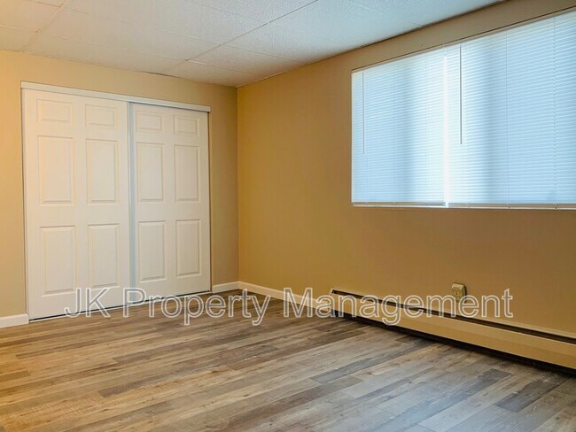 Building Photo - 1401-142B 2b St S