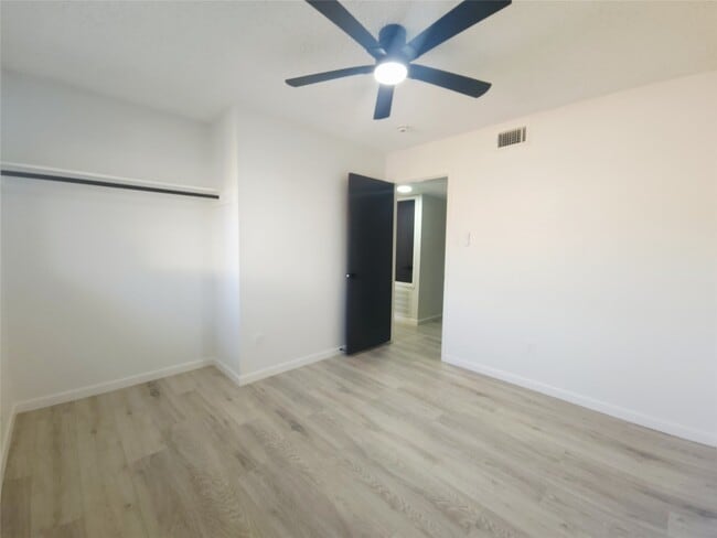 Building Photo - 12040 Mighty Oak Dr