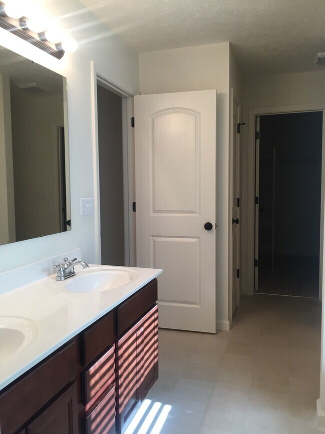 Building Photo - Modern 4 Bedroom, 2.5 Bath West Side Single Family Home