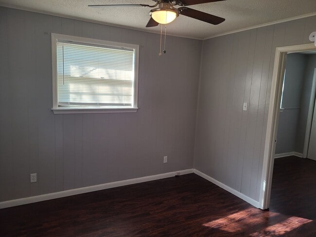Building Photo - 604 Ellen Dr
