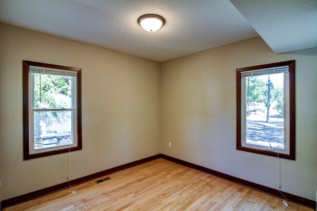 Building Photo - 924 18th Ave SE