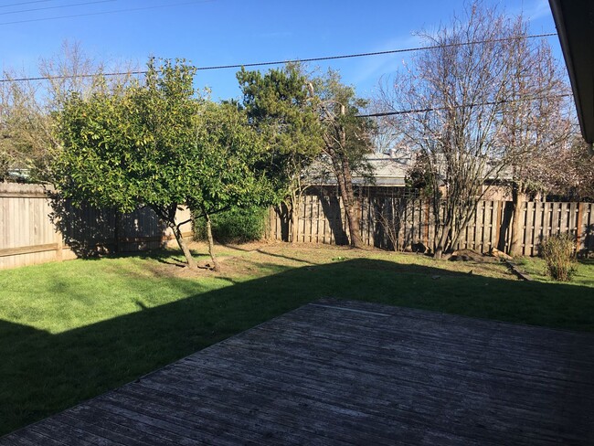 Building Photo - Find Your Sunshine in NW Corvallis! ??
