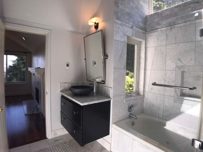 Building Photo - Stunning Goose Hollow-Southwest Hills Home...