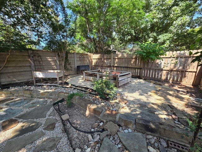 Building Photo - 2150 Hedgestone