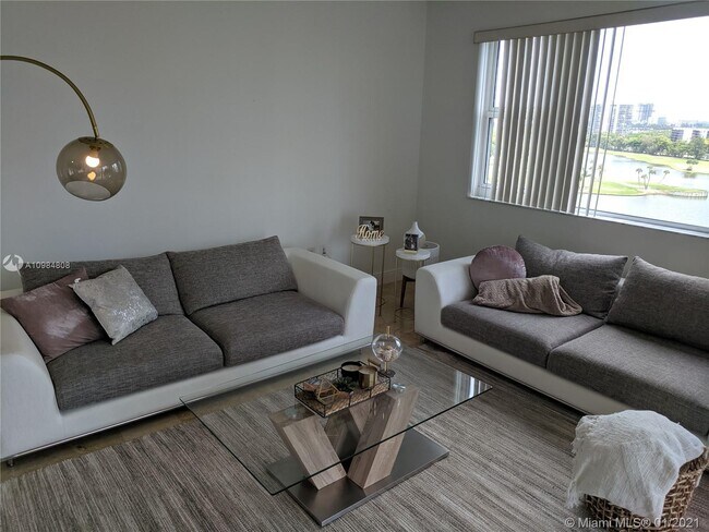 Building Photo - 20000 E Country Club Dr