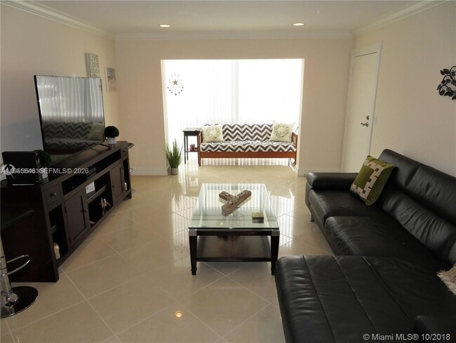 Building Photo - 6471 Bay Club Dr