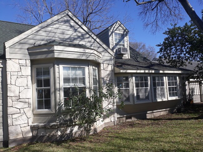 Gorgeous Front! - 2021 Santa Rosa St