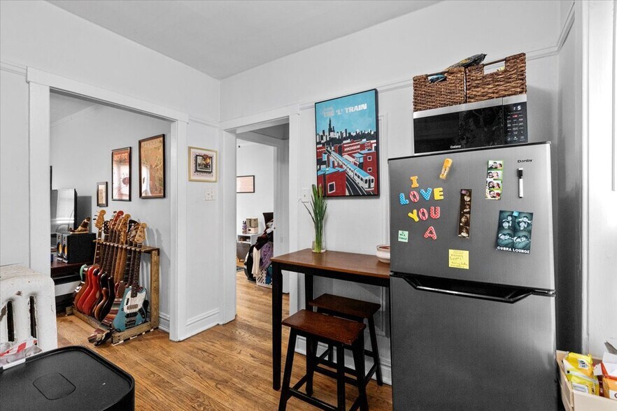 Primary Photo - 652 W Oakdale Ave