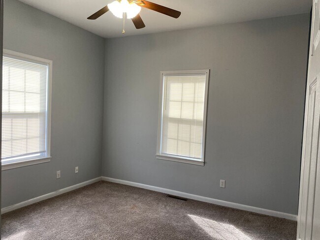 Building Photo - Cozy 2 Bed/2 Bath 1 Story Bungalow - Large...