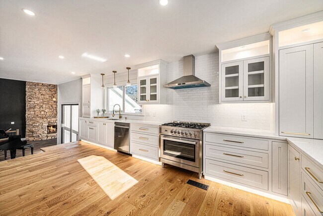 Building Photo - Renovated Lakefront 5 Bedroom Home with 2 Garages!