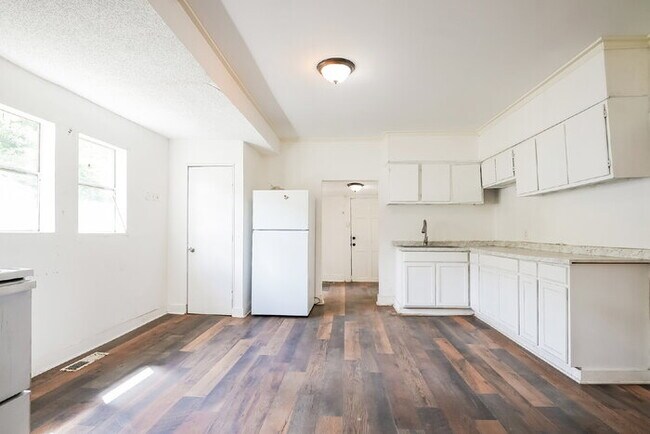 Building Photo - 1304 Avenue G