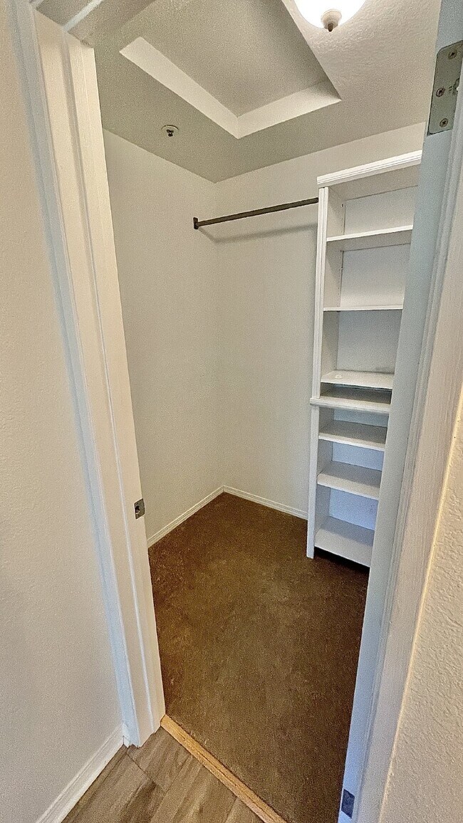 Building Photo - Serene Top-Floor Condo in Lake Forest Park...
