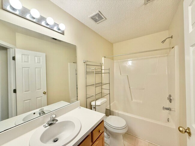 Building Photo - Comfortable 3BD, 2.5BA North Raleigh Townhome with HOA Amenities