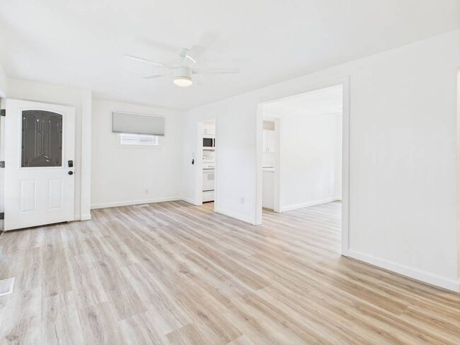 Building Photo - Cozy 2 Bedroom 1 Bathroom Ranch style Home...