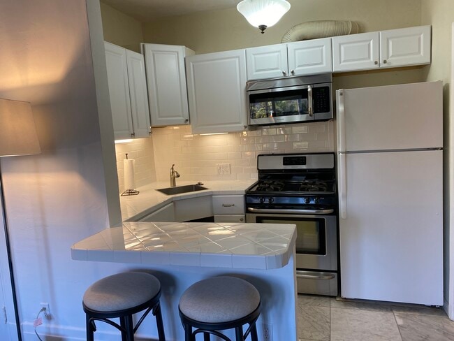 Fully equipped kitchen - 201 Bath St
