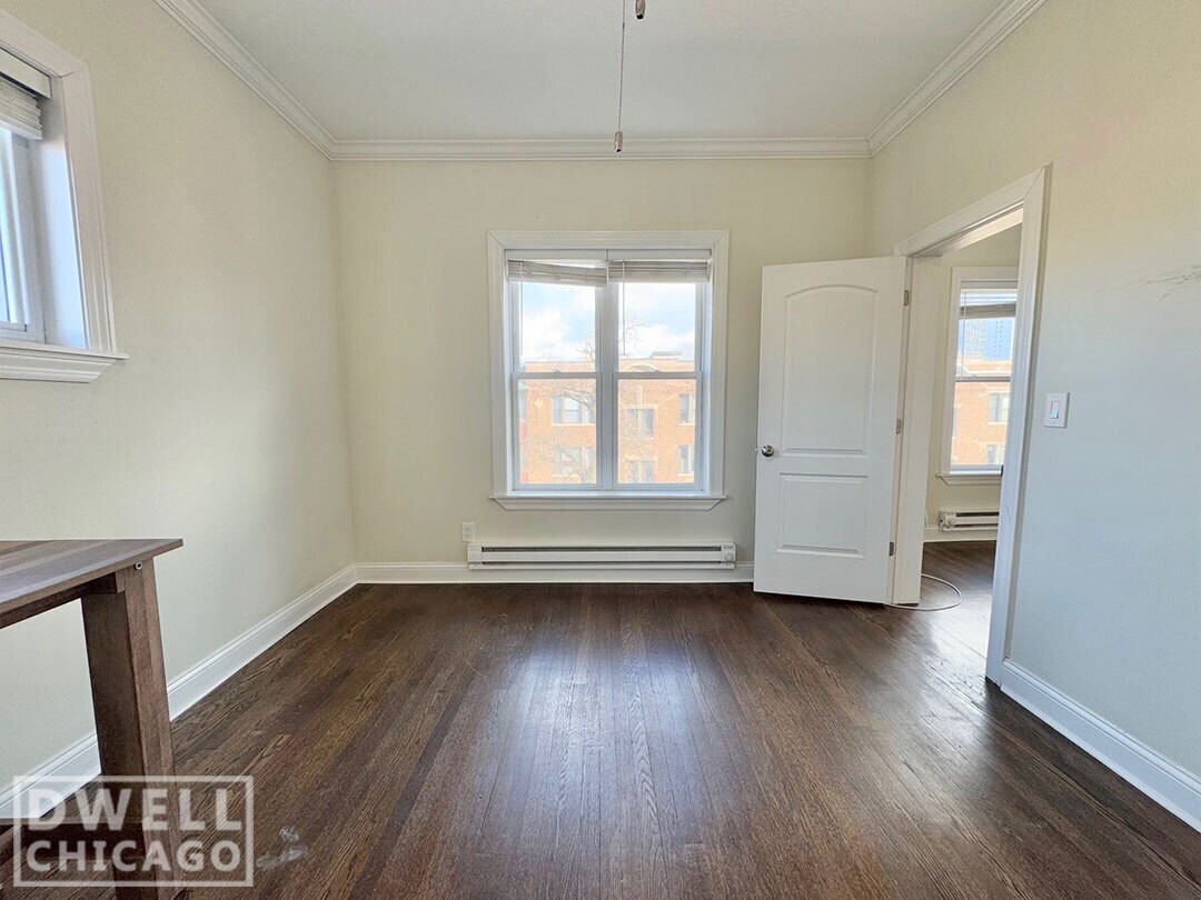 Building Photo - 915 W Waveland Ave