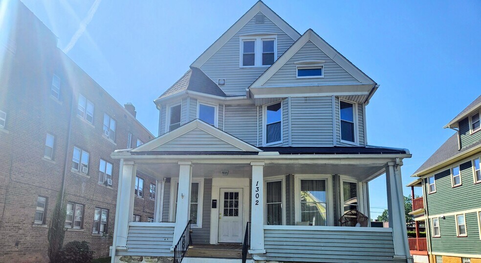 Primary Photo - 1302 W 116th St