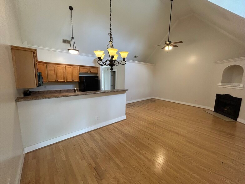 Building Photo - 2070 Rossburg Pl