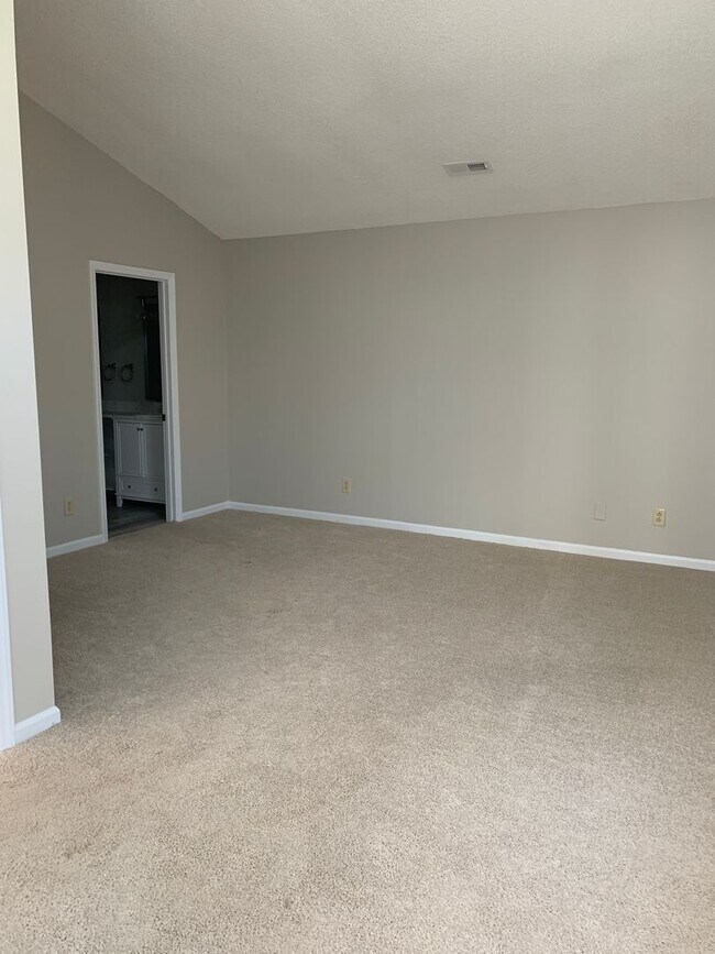 Building Photo - Cozy Living on a quiet cul de sac.