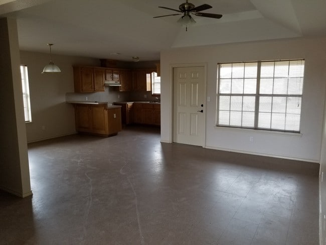 Building Photo - 1411 Tierra Del Sol Ave