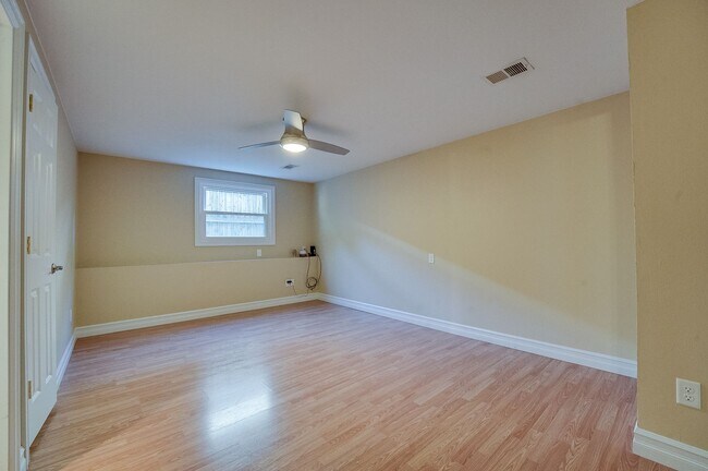 Building Photo - Cute 3 Bedroom 2 Bathroom Home