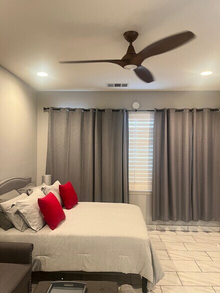 Building Photo - 8418 Lourenco Ln