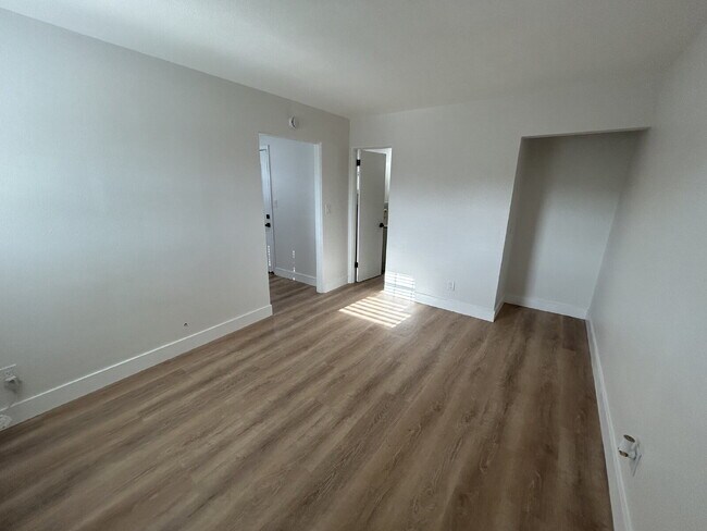 Building Photo - "Cozy 1-Bed Retreat in St. Pete's Heart – Your Perfect 285 Sq Ft Haven Awaits!"