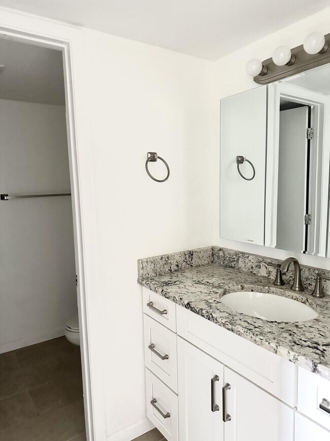 Building Photo - 1566 SE Royal Green Cir