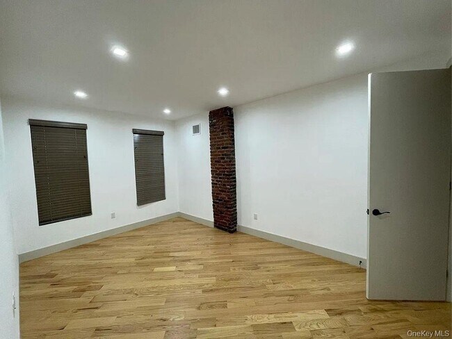 Building Photo - 282 E 38th St