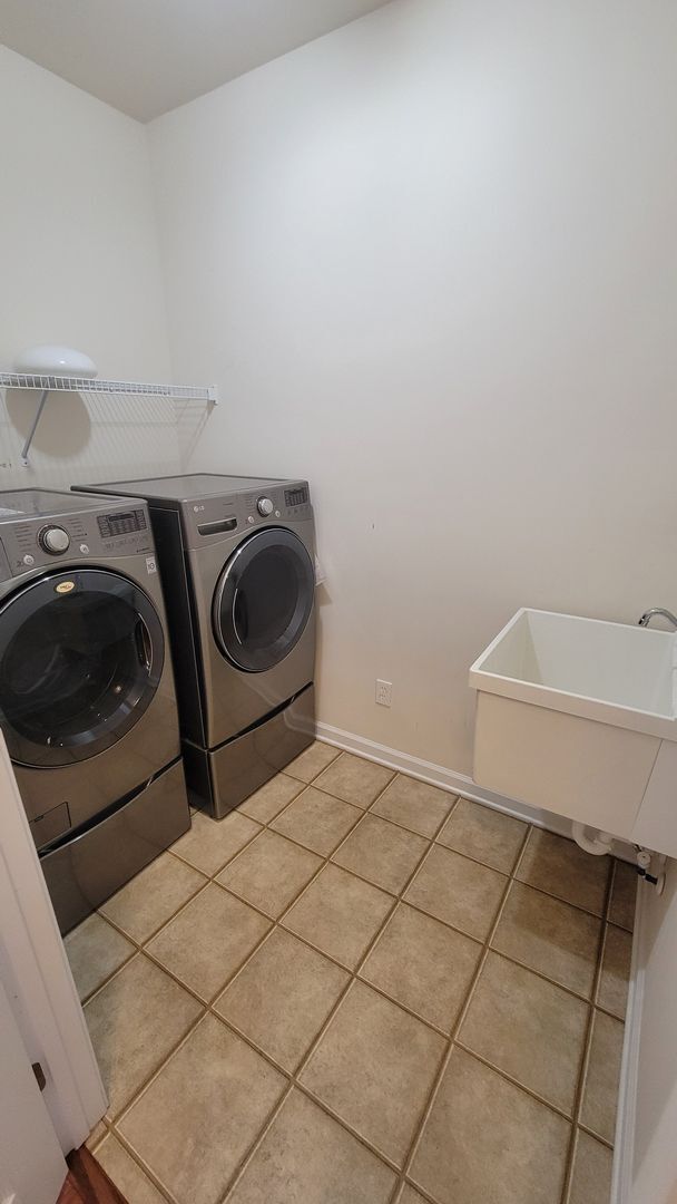 Building Photo - 4 Bed, 3.5 Townhome in Five Forks is Available!