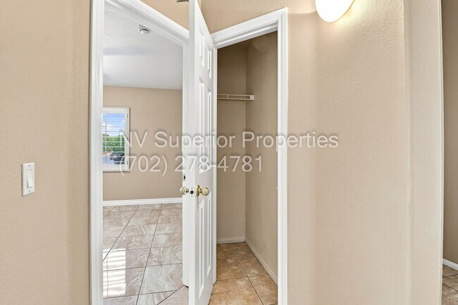 Building Photo - SE!! Stallion Mountain!! Gated!!! Single Story Home!! No Carpets!!! Covered patio!! Water Conditi...