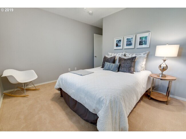 Building Photo - Modern & Move In Ready