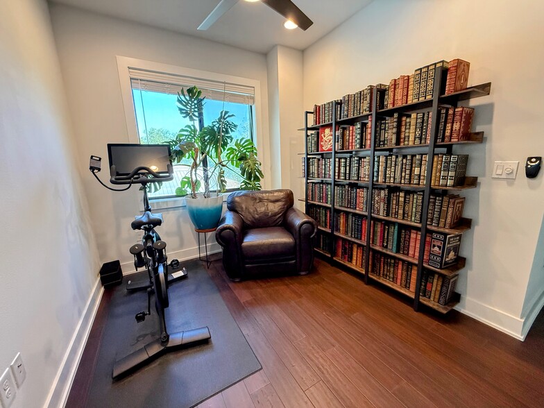2nd Floor Landing - Perfect for Office or Exercise Space - 2004 E 10th St