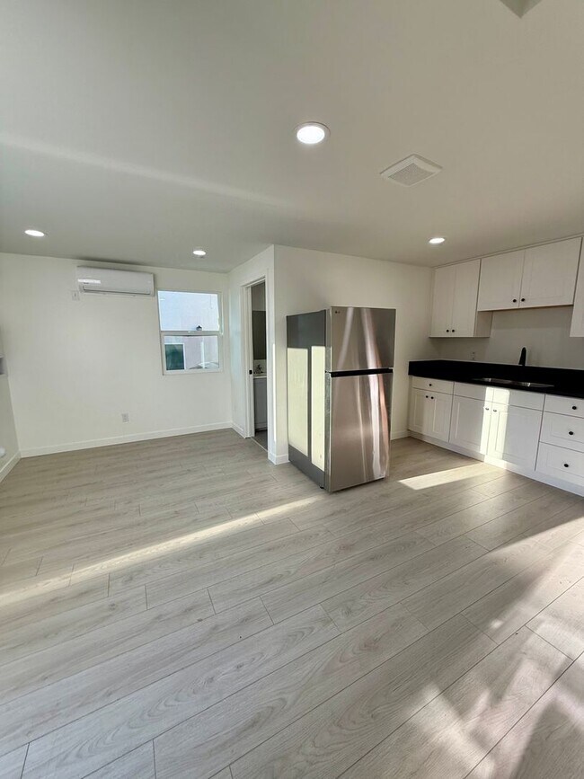 Building Photo - 845 W 76th St