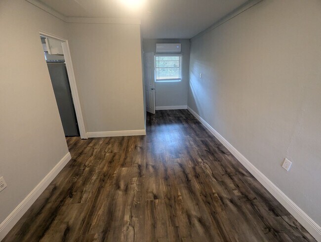 Building Photo - Charming 1 Bedroom 1 Bath Condo. Utilities included. Fury friends Welcome!