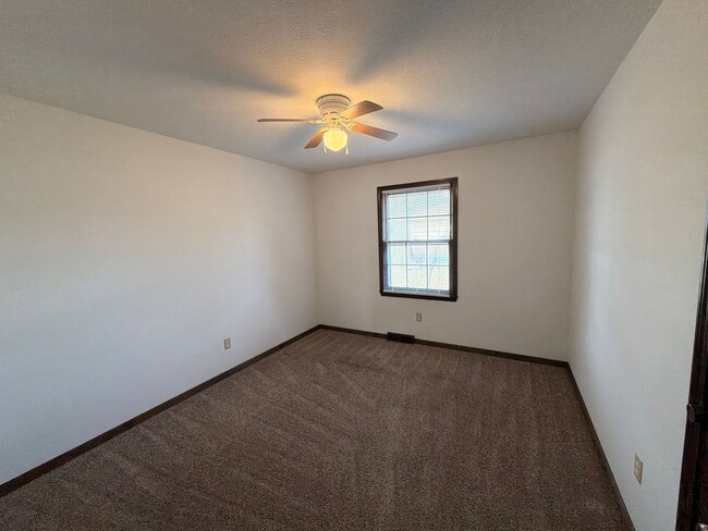 Building Photo - WOW! Look at this property ! You cant beat this price!