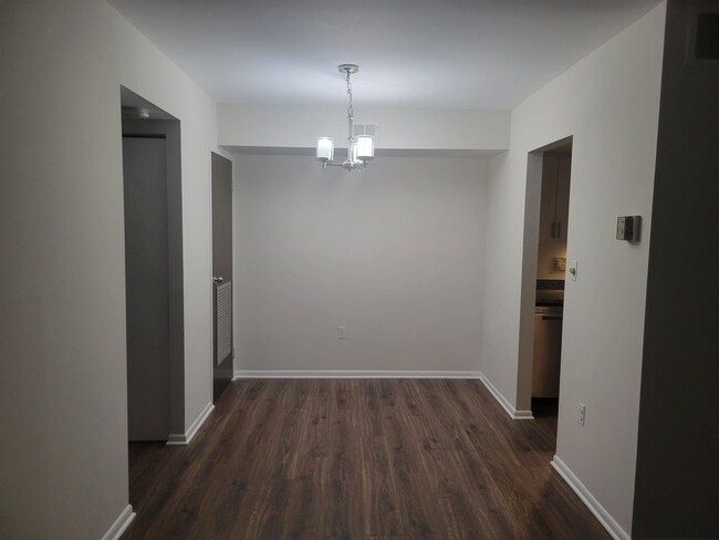 Building Photo - Charming 1 BR/1 BA Condo in Greenbelt!