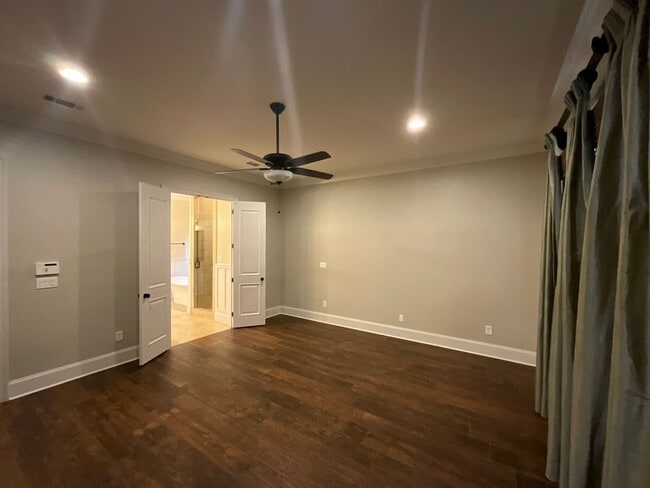 Building Photo - Live in Greystone Golf & Country Club!