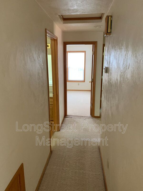 Building Photo - 3044 NE Glacier Way