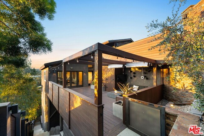 Building Photo - 28207 Laura La Plante Dr