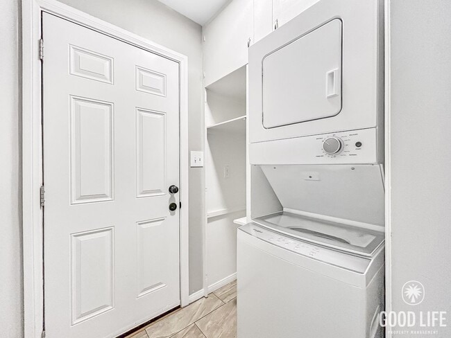 Building Photo - Beautiful 2BD/1BA W/ Large Backyard and Re...